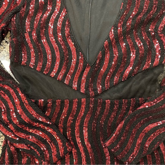 NWT SUPERDOWN Kim Deep V Mini Dress in Black & Red Sequined BODYCON Size Med - Picture 5 of 15